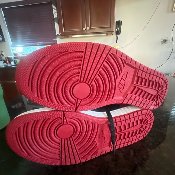 Jordan 1 bred size 9 new - Picture 13 of 14